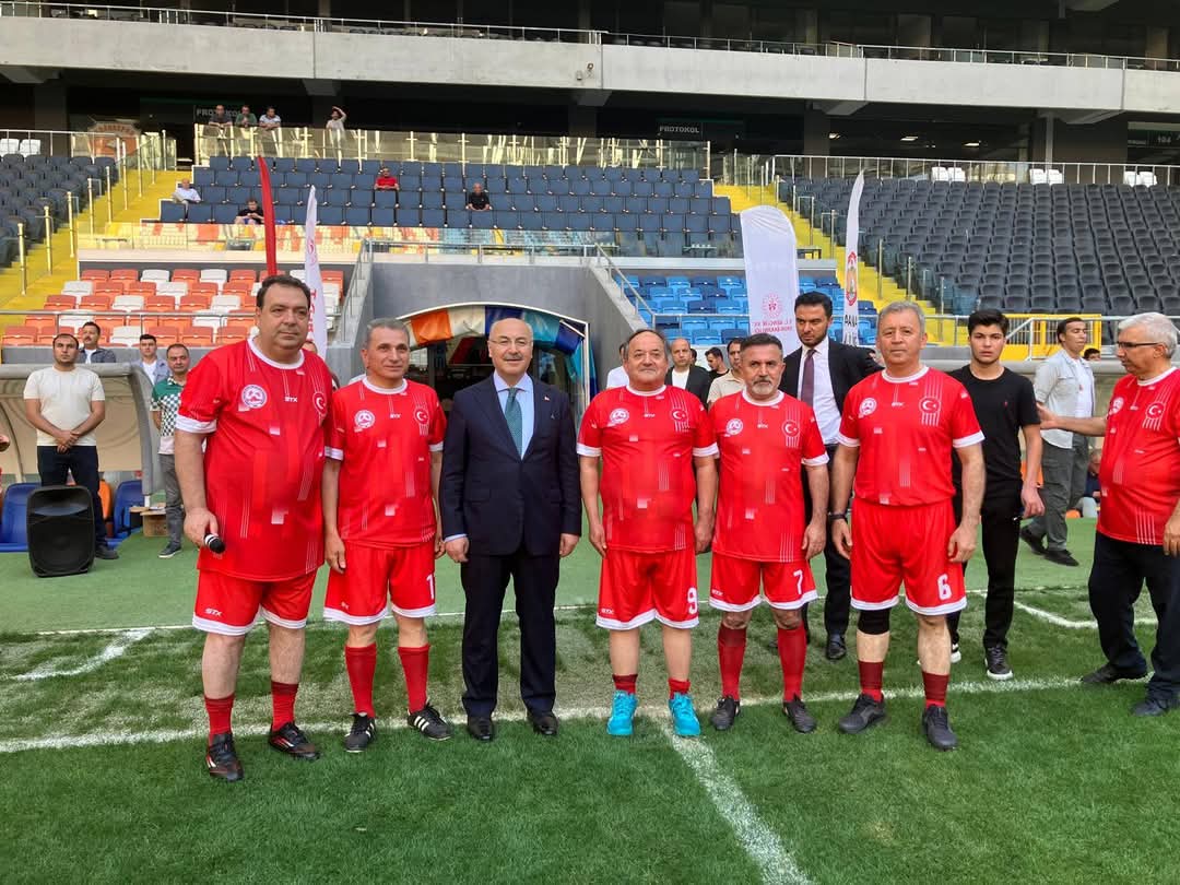 KAYMAKAM İNCİ "ADANA BÜROKRASİSİ-ADANA BASINI" GÖSTERİ MAÇINA KATILDI
