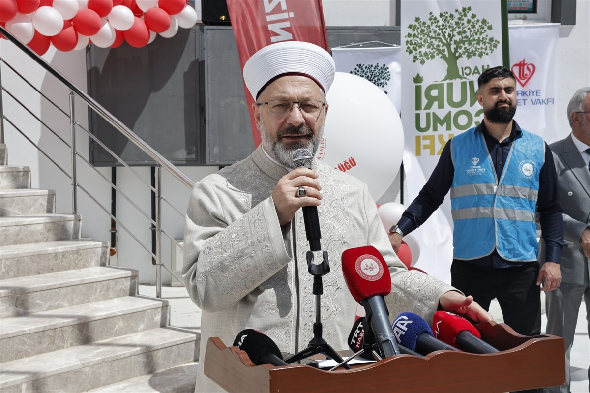DİYANET İŞLERİ BAŞKANI PROF.DR.ALİ ERBAŞ İLÇEMİZDE DÜZENLENEN KUR'AN EĞİTİM MERKEZİ VE CAMİ AÇILIŞ PROGRAMINA KATILDI